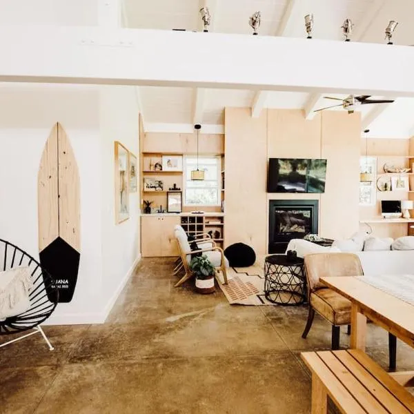 BOHO New Construction: On Golf Course/views/Hot tub AC walk to market and beach, hotel in Princeville
