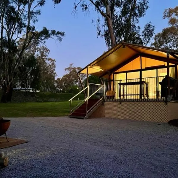 McLean Beach Holiday Park, hotel di Deniliquin