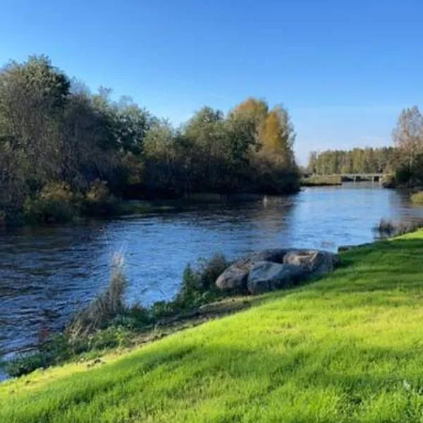 Pieni omakotitalo joen rannalla, hótel í Alavieska