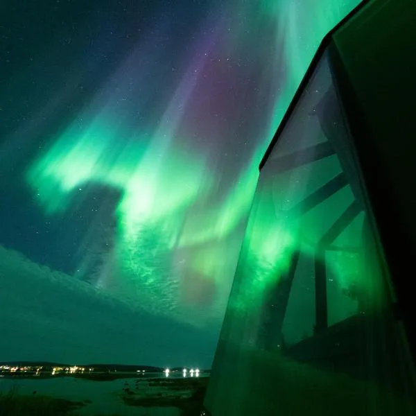 Aurora River Camp Glass igloos & cabins, hotel in Jukkasjärvi