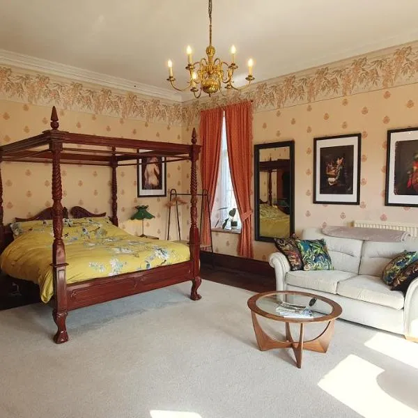 Cader en suite at Pen Y Coed Hall exclusive Luxury Hot Tub, hotel in Dolgellau