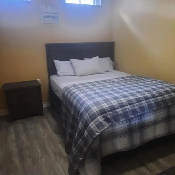One bedroom basement suite with private living room and laundry., hotel u gradu 'Georgetown'