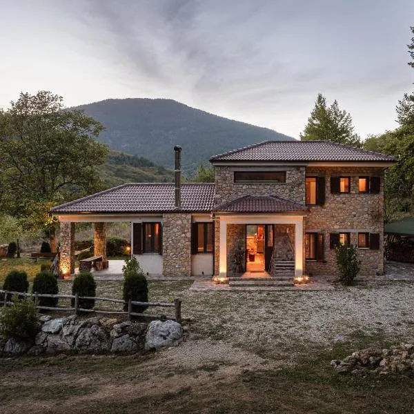 Hidden Stone Chalet, hotel in Zarouhla
