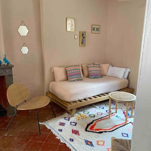 Charmant appartement lové dans un vieux mas avec piscine et jacuzzi, hotel v destinácii Valleraugue
