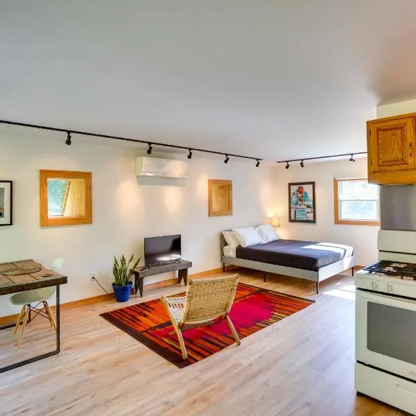 13 Mi to Catamount Mountain Resort Studio with Deck, hotel v mestu Claverack