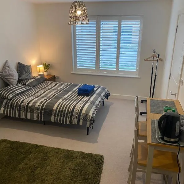 Very large double room with corner sofa and Sky TV, hotel em Newhaven