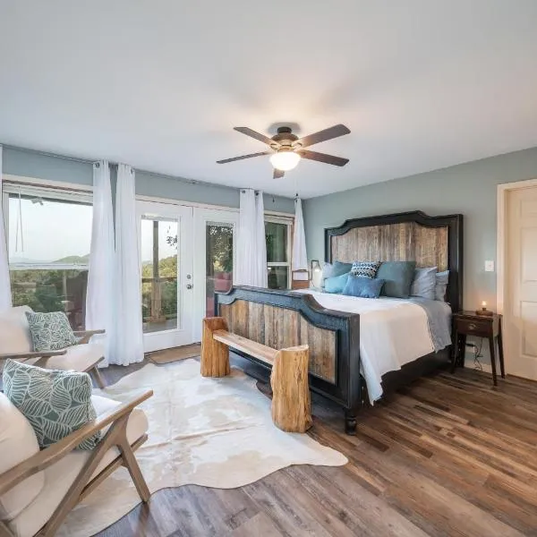 Misty Mountain Cabin Spectacular Scenic Escape by Caddo River, hotel in Glenwood