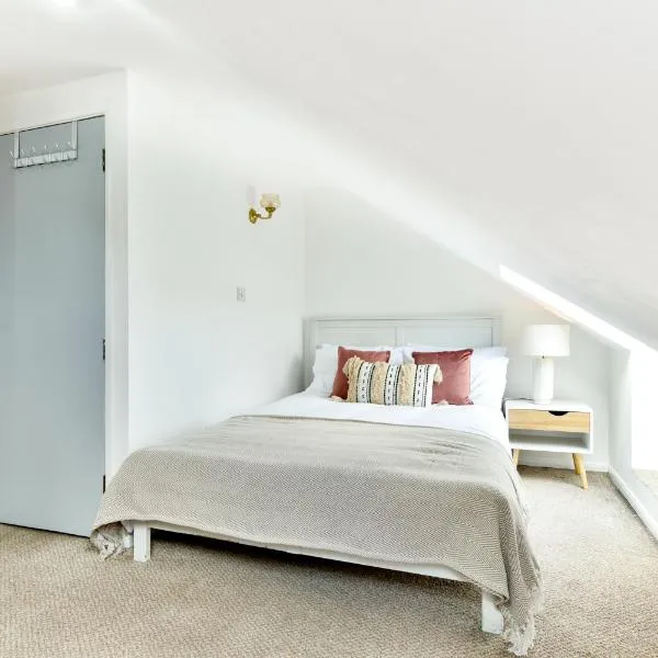 Spacious en-suite in a 5-Bedroom House at Hanwell (2nd Floor), hotel in Hanwell
