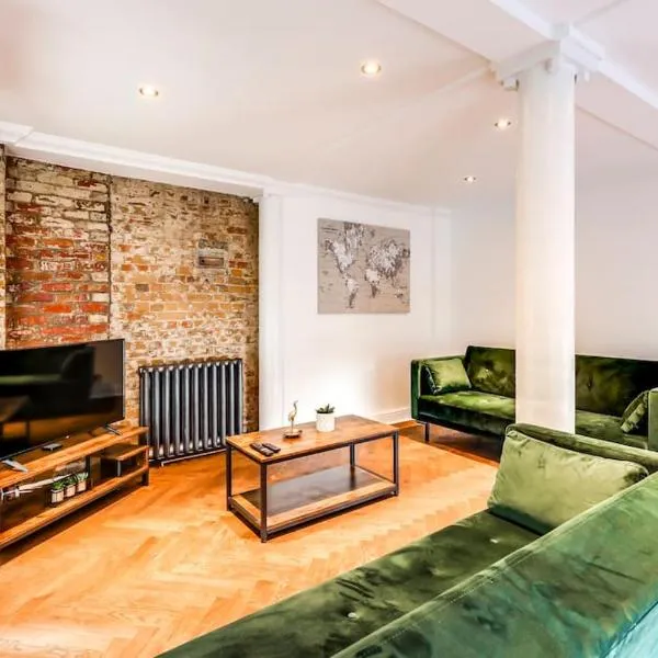 Entire 3 Bedroom House Contractors Families Relocators, hotel em Ware