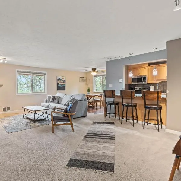 Modern Amenities Gas Fireplace Central Location，斯波坎的飯店