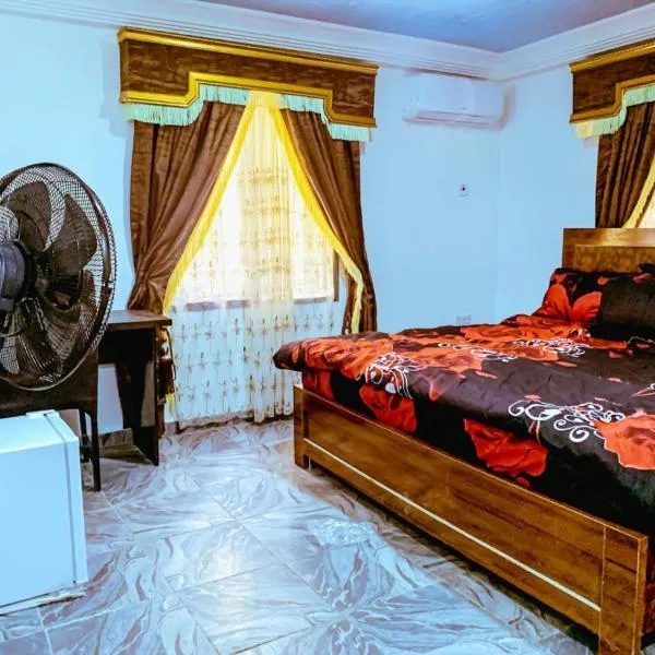 Lugbe Guest House by Select on Airport Rd, 3rooms, 3 King-sized Beds、Jiduのホテル