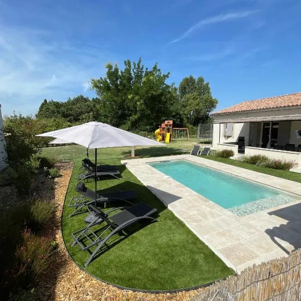 Villa Romane: piscine et aire de jeux, hotel v destinaci Maillane