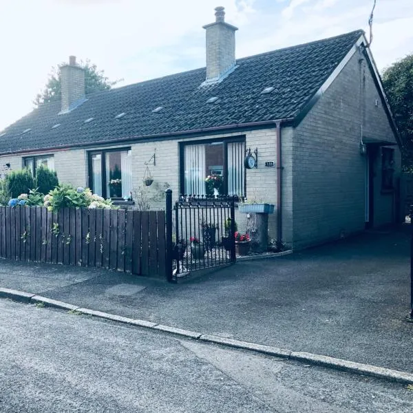 PondeROSEa Cottage Free Gated Parking M1 & City location, wood stove, hotel din Lisburn