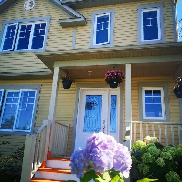 Maison chaleureuse, énergétique et florale, hotel v destinaci Sherbrooke