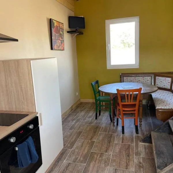 maisonnette à la campagne, hotel v destinácii Gennetines