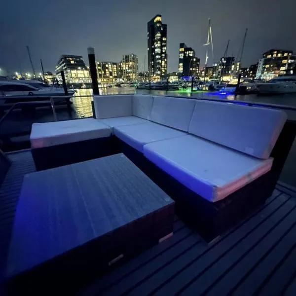 YACHT "X" - 44 FOOT MODERN YACHT ON 5 STAR OCEAN VILLAGE MARINA - minutes away from city centre and cruise terminals, Free parking ,SPA package available!, hotel in Southampton