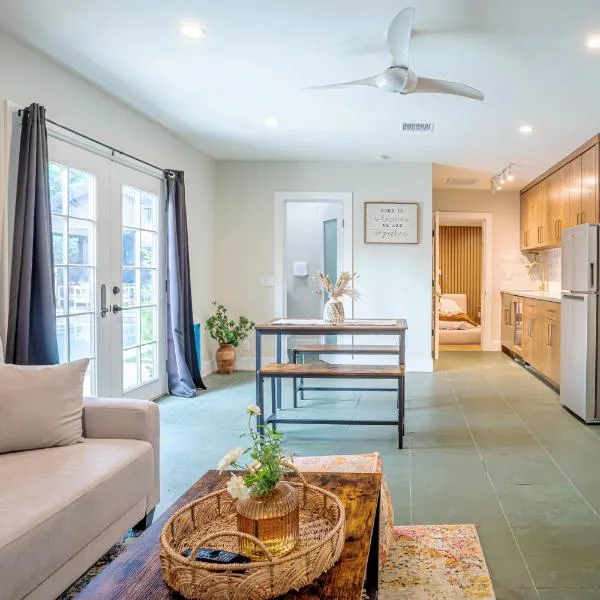 Serene 1 bed guest house with patio sleeps 6, hotel v Los Angeles