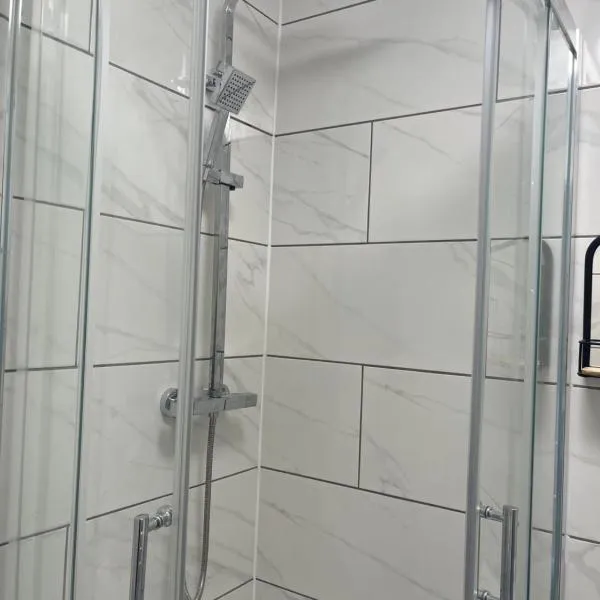 Self contained room, en-suite with separate lockable front door, located in an exclusive area, hotel v destinaci Wednesbury
