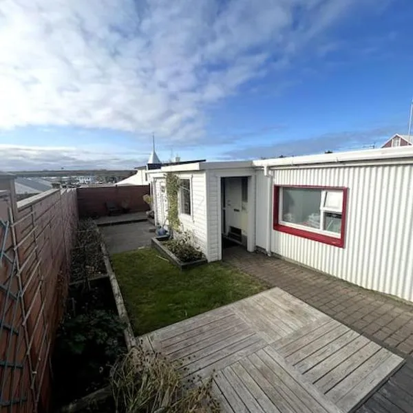 Guesthouse 10 min from Airport., hotel a Njarðvík