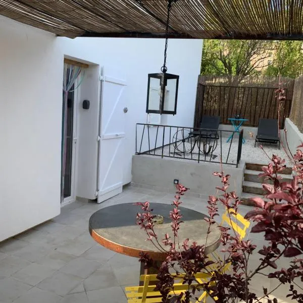 Appartement au calme et belle terrasse – hotel w mieście Peyroules
