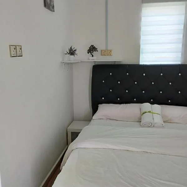 Inap Idaman 7 5 Pax 2 Queen Plus 1 Sofa Bed, hotel v destinaci Kota Bharu