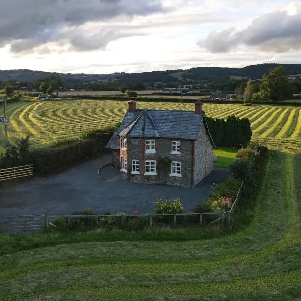 Country Cottage with Far Reaching Views、Presteigneのホテル