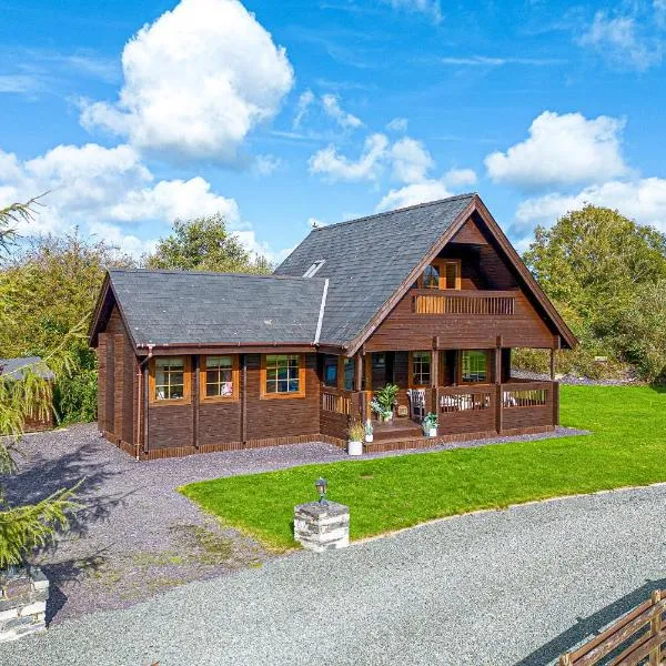Scandi Cabin in Heart of Anglesey with Parking, hotel in Llanfairpwllgwyngyll