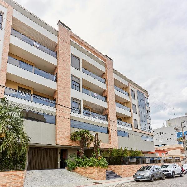 1086 Apartamento novo com 02 vagas de garagem À 100 metros da praia do centro de Bombinhas