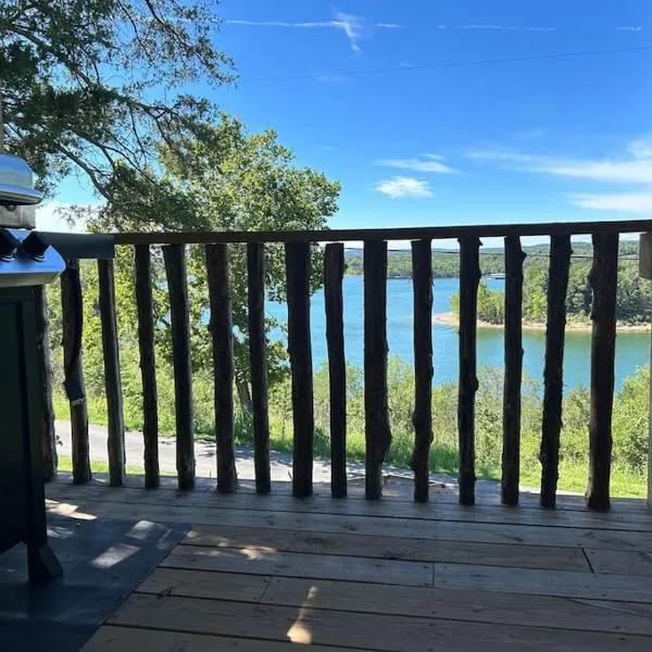 Camp Fisher Cottage, hotel v destinaci Cassville