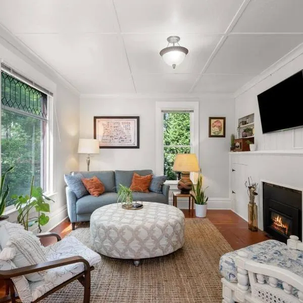 2BR 1BA Small Town Feel Pets Allowed, hotel in Spokane