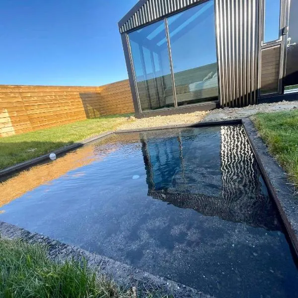 Glass roof lodge with private hot tub, hotel en Reykholt