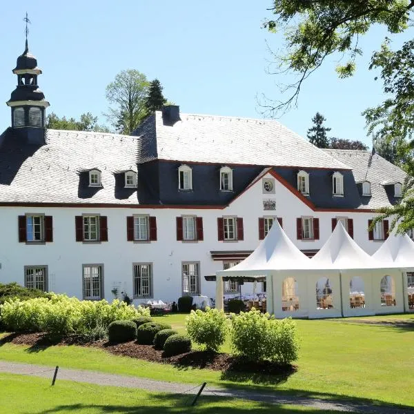 Schloss Auel Boutique Hotel & Design Golf Lodge, hotel v destinaci Lohmar