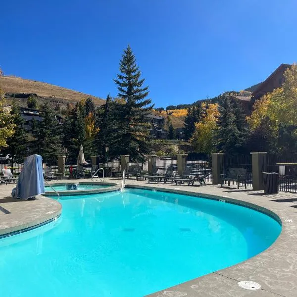 MT CB Base Area with King Bed, Outdoor Hot Tub & Pool, hotel em Crested Butte