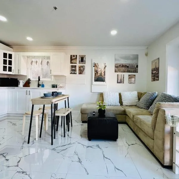 2BR 1BA Guest Suite with King Bed - Free Parking - Renfrew Station - Central Location, hotel v destinaci Vancouver