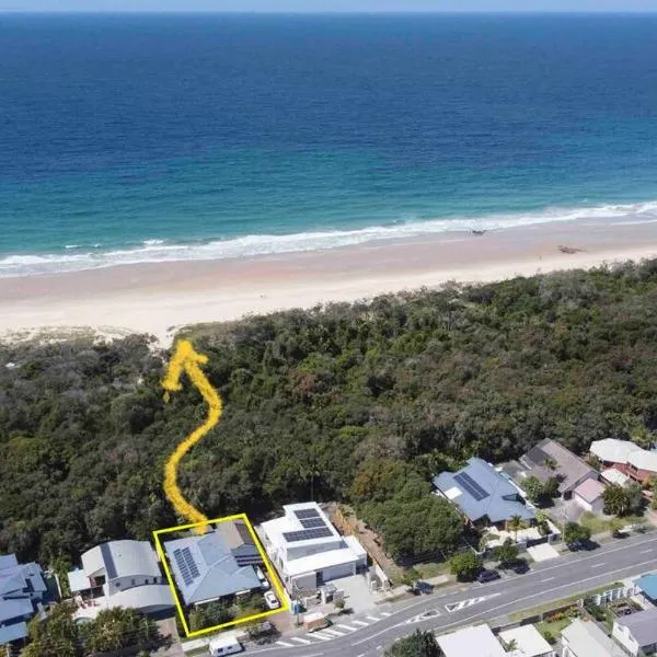 Absolute Beach Front Home -Dogs, Surf, Relax, Bush, hotell i Kawana Waters
