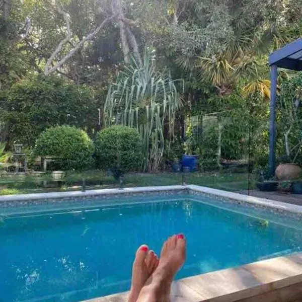 Absolute Beach Front Home -Dogs, Surf, Relax, Bush, hotel v destinaci Kawana Waters