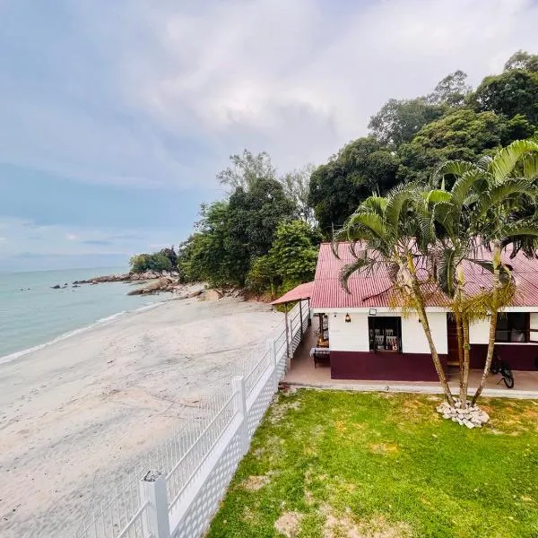 Beach-Front Mini-Chalet - Private Beach Access, KTV, Seaview Pool, BBQ and Beyond!, hotel in Tanjung Bungah