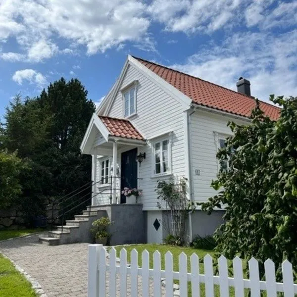 Hybel med bad, hotel in Hellvik