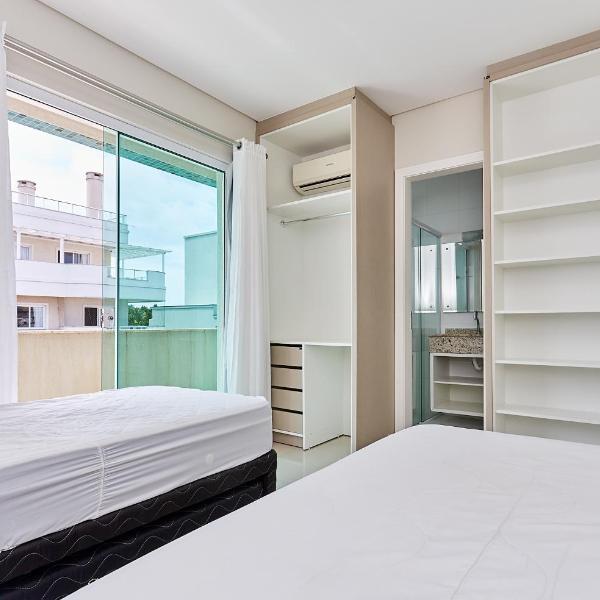 983 Apartamento de cobertura com vista para o mar com 02 suítes e 02 garagens na praia do centro de Bombinhas - Foto 2