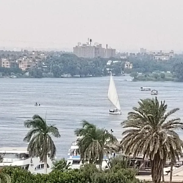 شقة فندقيه فاخرة بمنطقة المعادى صف اول جميع الغرف تطل على النيل A luxury hotel apartment in Maadi, first row. All rooms overlook the Nile, hotel v Káhiře