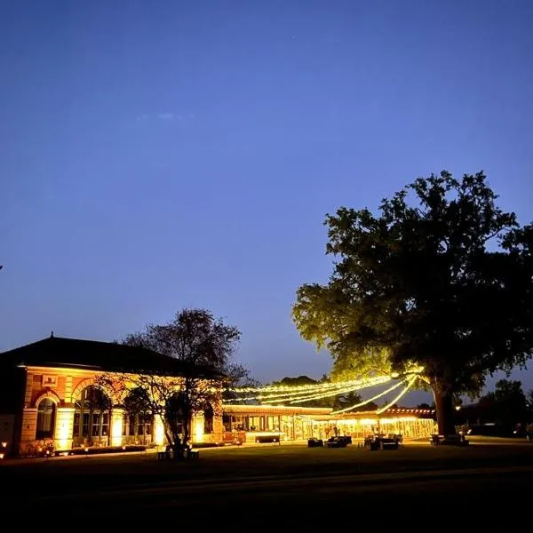 ORANGERIE de CHATEL-Selection FIGARO & ELLE Magazine, hotel in Nervieux