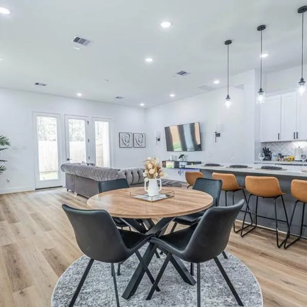 Luxury Home Near Houston Downtown & Medical Center, hotel v destinaci Houston