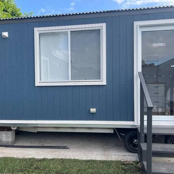 Sweet Cute blue tiny home with Pool and 2 minute drive to the beach, hotel v destinaci Wollongong