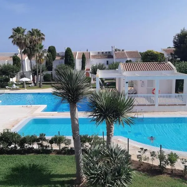 Son Xoriguer appartement calme, mer, piscines.Son Xoriguer quiet apartment, sea, swimming pools., hotell i Son Xoriguer