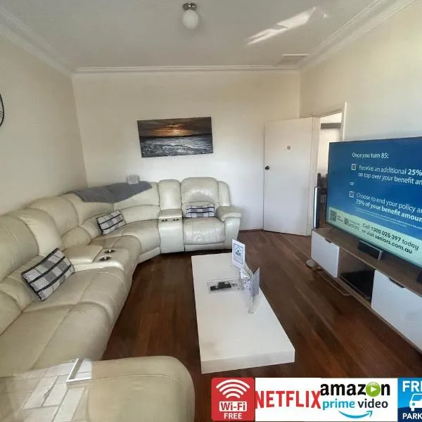 Wollongong station holiday house with Wi-Fi,75 Inch TV, Netflix,Parking,Beach, hotel in Wollongong