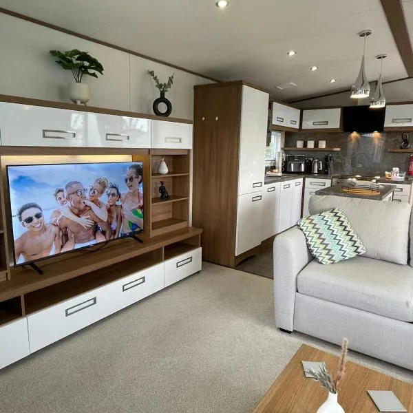 Golden Anchor - The Milano - Coastal Caravan Breaks、チャペル・セント・レオナルズのホテル