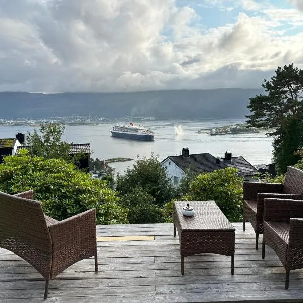 Great place with view to the mountains and fjord, hotel di Syvik