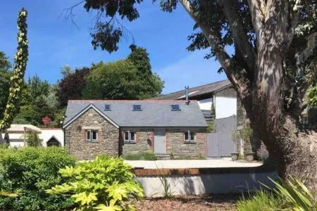Gilliflower 1 bedroom cottage at Trethwale Barns Holiday Home, hotel in Saint Keyne