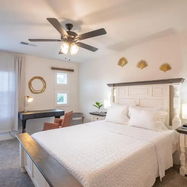 Cozy Townhouse Close to Downtown, hotel in Clarksville