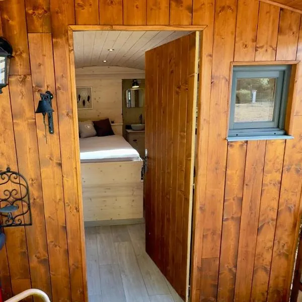 Superbe Roulotte de charme – hotel w mieście Bagnols-en-Forêt